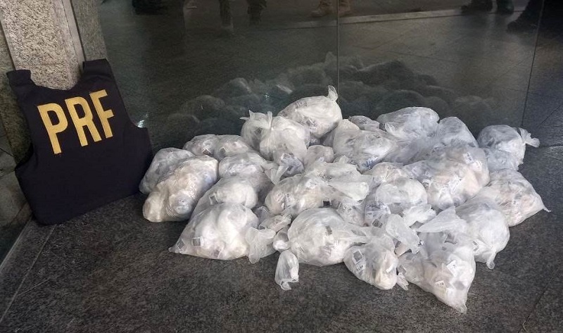 PRF apreende mais de 8 mil pinos de cocaína na BR 101 em Campos