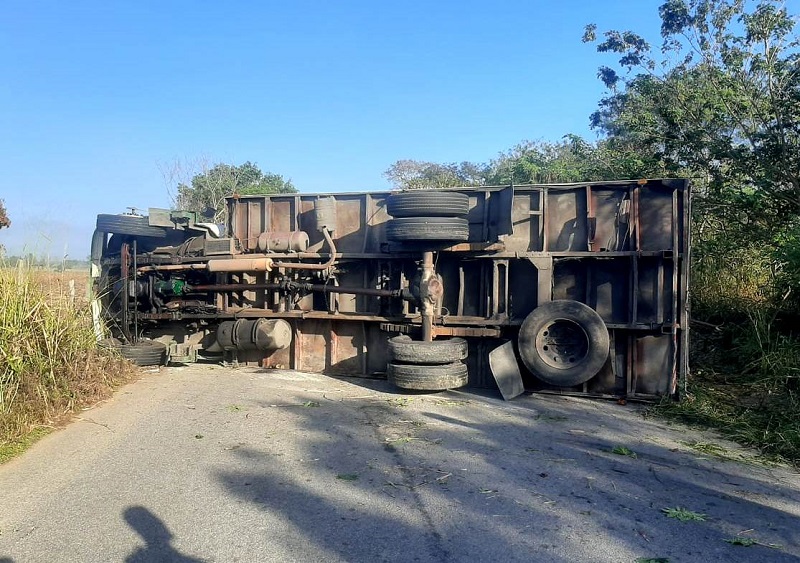 Caminhão tomba em estrada de SJB