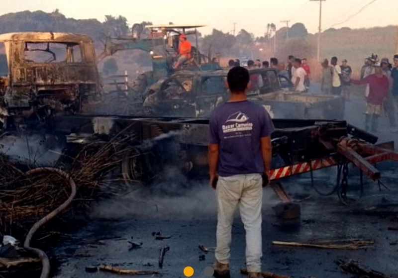 Vídeos – Dois mortos e três feridos em colisão envolvendo três veículos em SFI