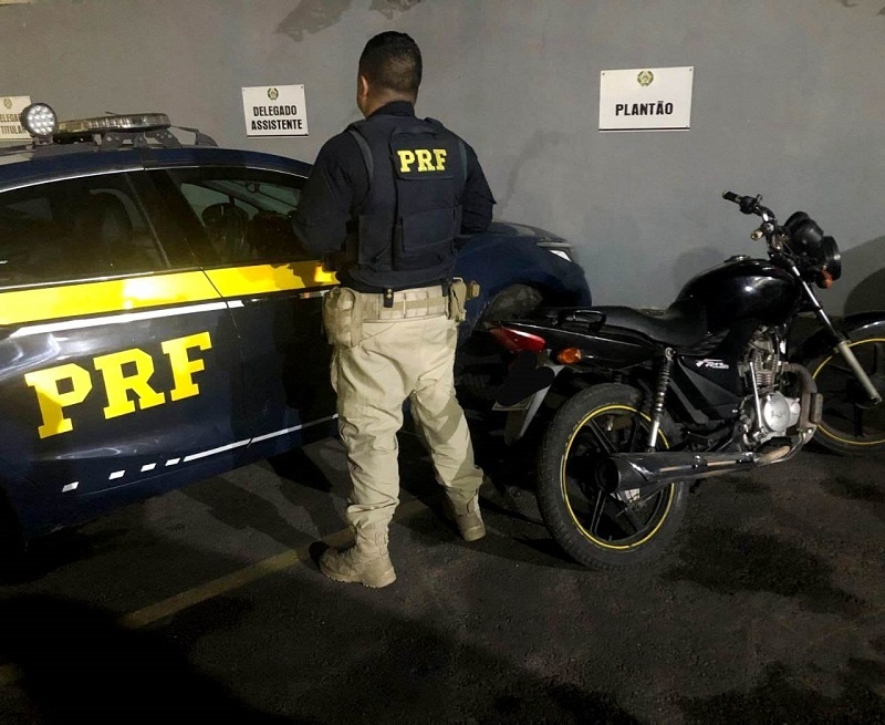 PRF apreende motocicleta com placa de fabricação caseira na BR 101