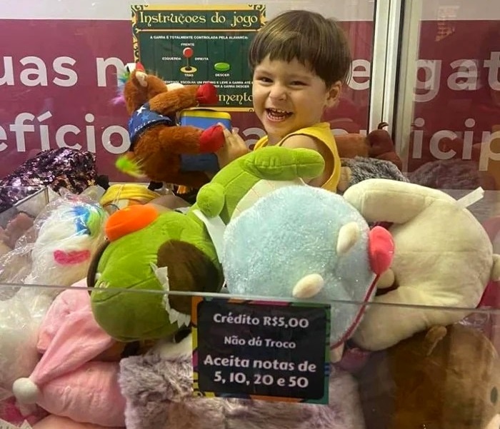 Vídeos – Criança fica presa em máquina de brinquedos em shopping do Rio