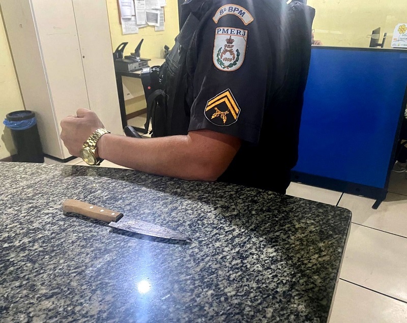 Homem é preso com faca enquanto tentava assaltar comércio em SJB