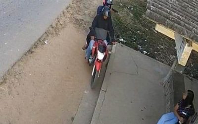 Vídeo – Mulher é assaltada por homens armados em uma motocicleta em Poço Gordo