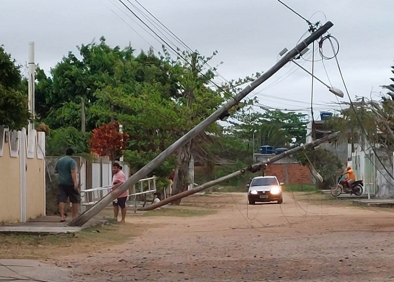 Vídeos – Vento derruba três postes de energia elétrica na mesma rua de SJB