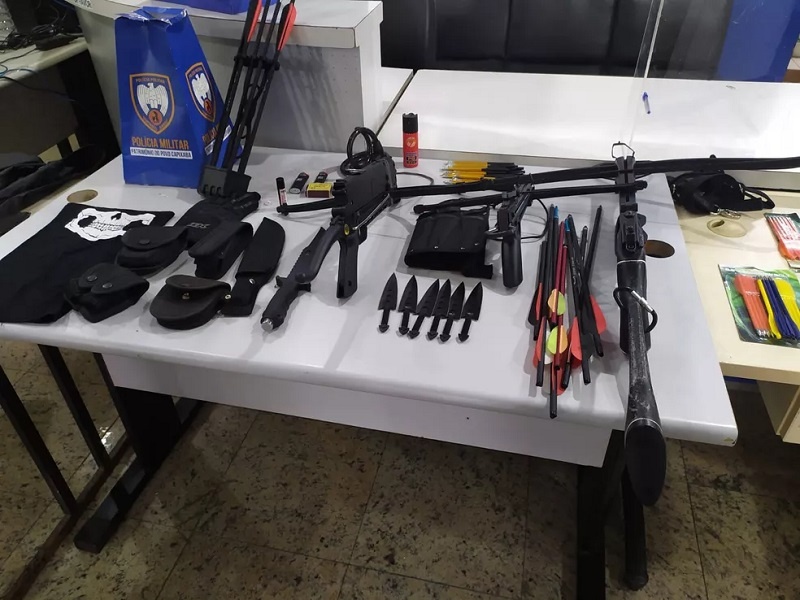 Vídeos – Ex-aluno invade escola de Vitória com bombas caseiras, bestas e facas e ameaça atentado