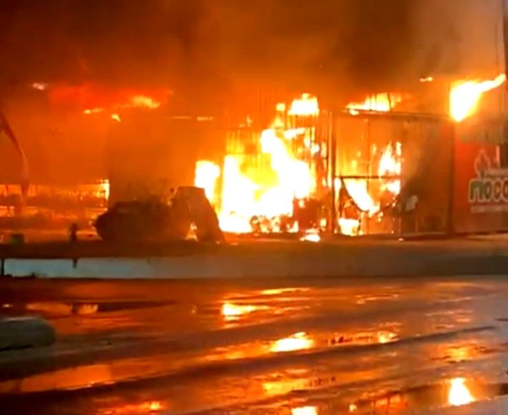 Vídeos – Incêndio destrói comércio em Campos