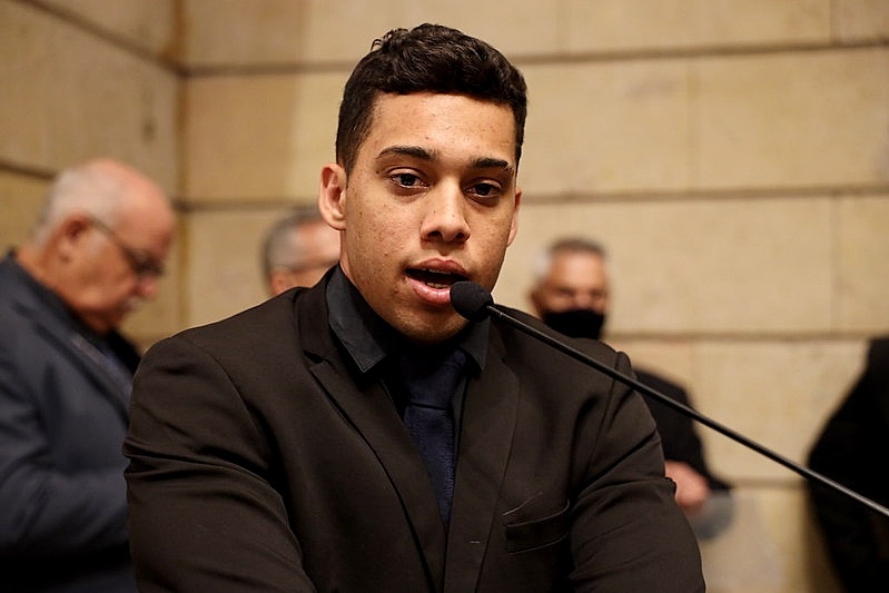 Câmara do Rio cassa mandato de Gabriel Monteiro