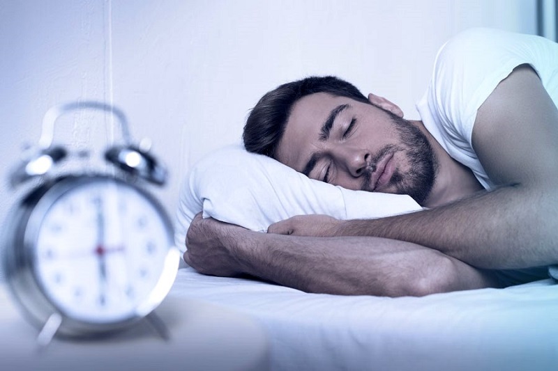 Acordar na madrugada para comer pode ser distúrbio de sono, diz médica