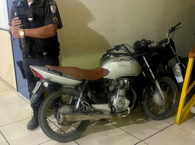 PM apreende motocicleta no Centro de SJB