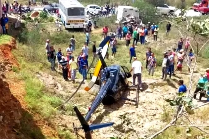 Helicóptero que transportava políticos cai na Bahia