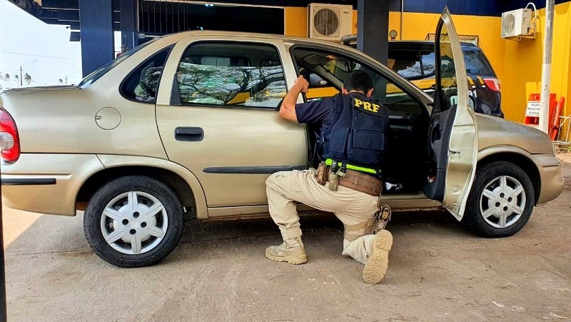 Mulher é presa pela PRF com carro roubado na BR 101 em Campos