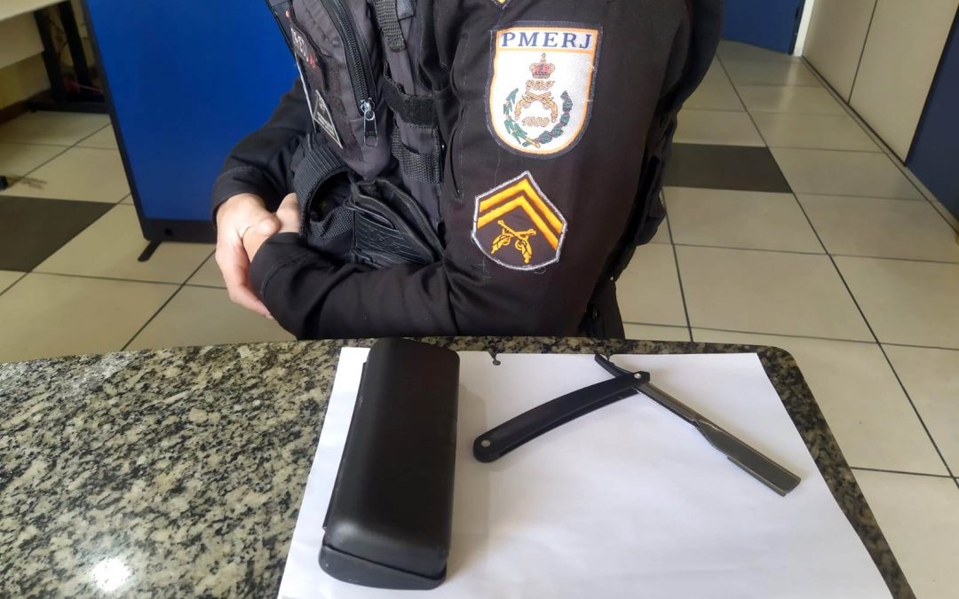 Homem detido após ameaçar funcionário de farmácia com navalha em SJB