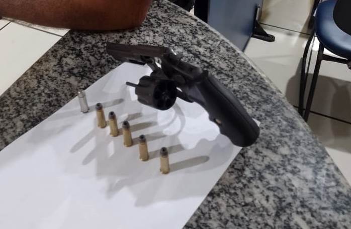 Família é expulsa de casa por homens armados em Gargaú