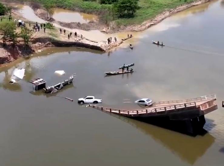Vídeos – Três pessoas morrem após desabamento de ponte na BR-319, no Amazonas