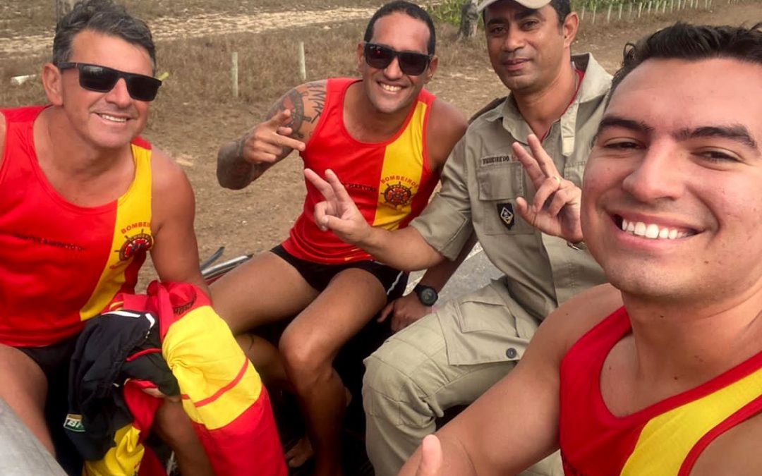 Vídeos – Bombeiros salvam golfinho preso em rede de pesca no mar de Atafona