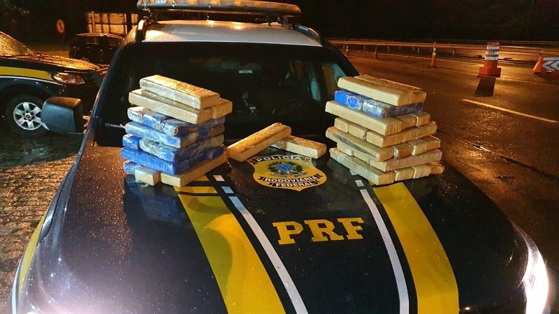 Vídeo – PRF apreende 32 quilos de maconha com foragido da justiça