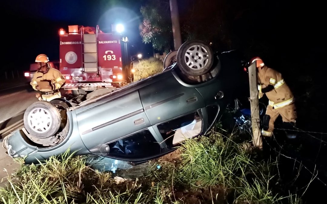 Vídeo – Capotamento deixa homem ferido na BR 356 em SJB