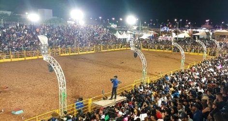 Prefeitura Municipal de São Francisco de Itabapoana - Só Pra Contrariar e  Cia de Rodeio Tony Nascimento na segunda noite da 38ª ExpoAgro