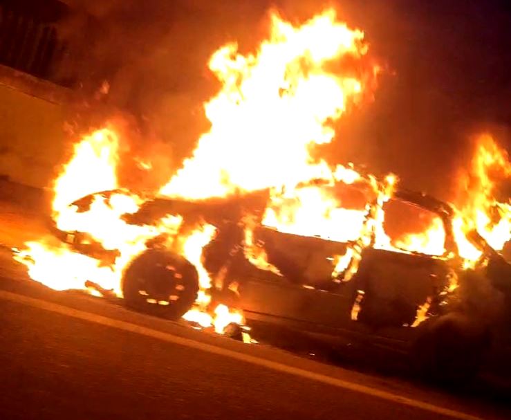 Vídeo – Carro pega fogo em SJB