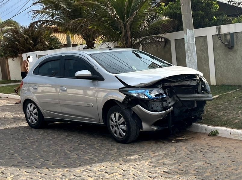 Acidente envolvendo dois carros em Atafona