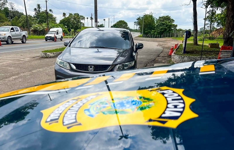 PRF recupera em Campos carro roubado com placa de SP