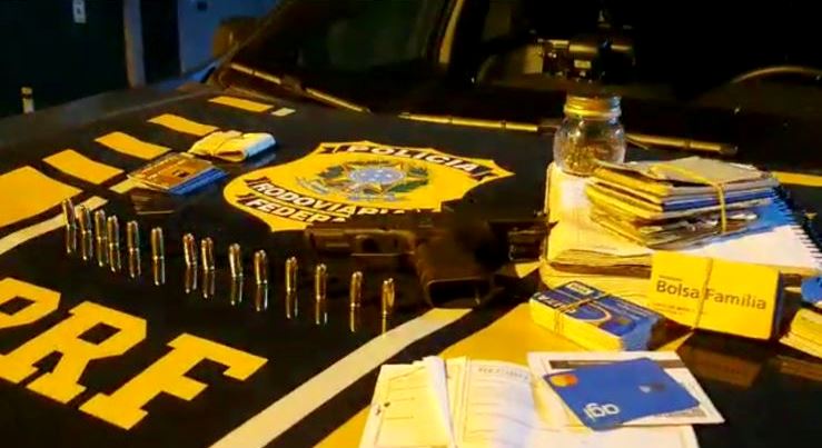 Vídeo – Homem preso pela PRF com pistola e carro roubado na BR 101 em Campos
