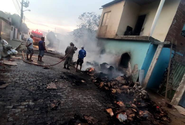 Vídeos – Incêndio atinge duas casas em SJB