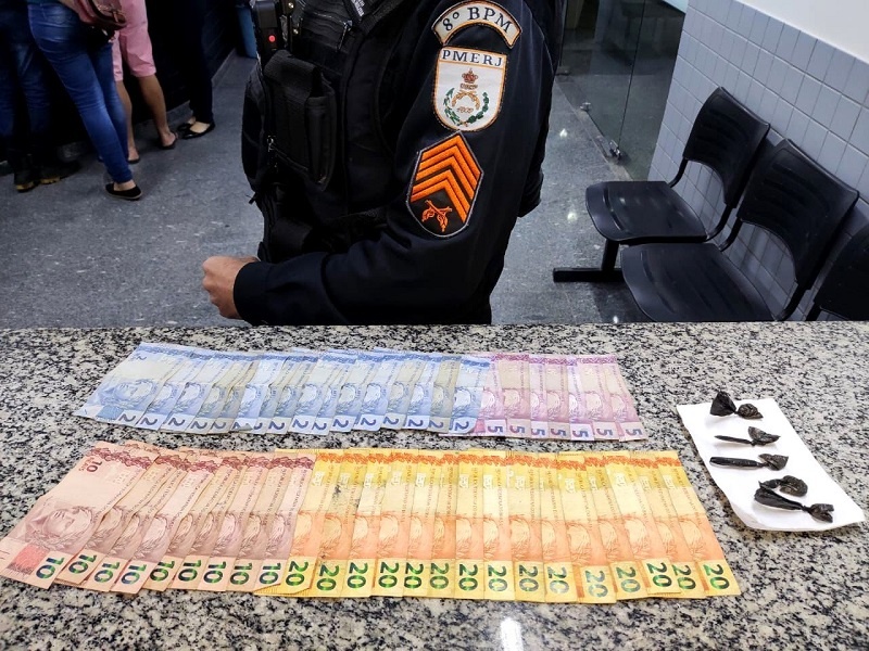 Homem rouba dinheiro de farmácia e é preso após comprar droga em SFI