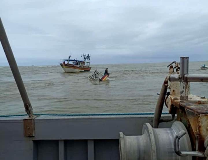 Vídeo – Barco de pesca naufraga em Atafona