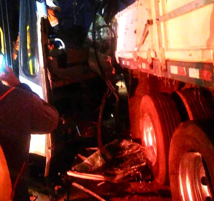 Vídeos – Acidente envolvendo ônibus e caminhão deixa feridos na BR 101 em Campos