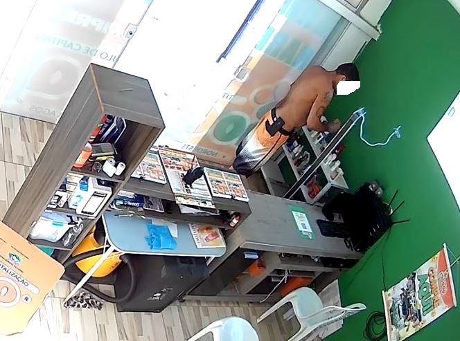 Vídeo – Homem furta perfume de comércio, é agredido pela população e preso pela PM em SJB