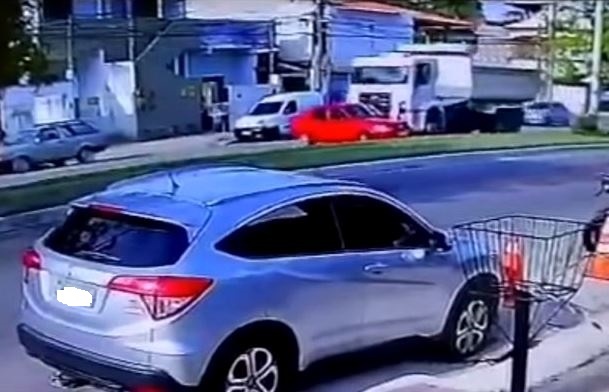 Vídeos – Caminhão arrasta carro após colisão em Campos