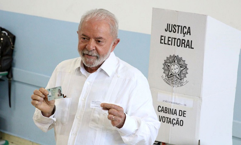 Após votar, Lula diz estar certo de que seu projeto será o escolhido