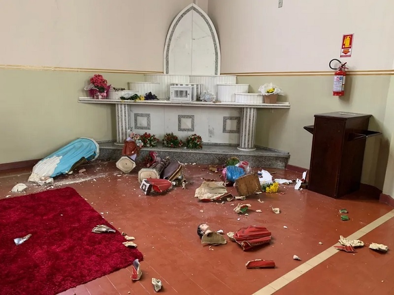 Vídeos – Igreja é invadida e 28 imagens são destruídas no Paraná