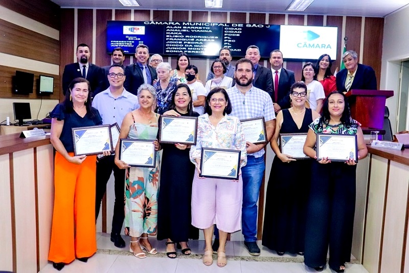 Câmara de SJB homenageia professores com prêmio de honra ao mérito