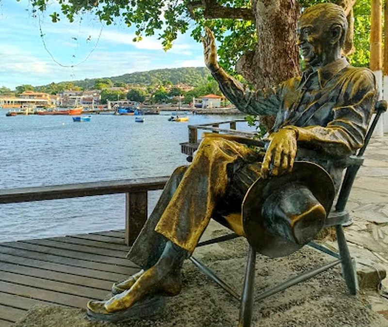 Estátua de bronze de Juscelino Kubitschek é furtada de orla em Búzios