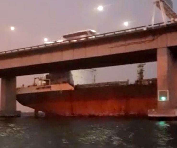 Vídeos – Navio à deriva bate na ponte Rio-Niterói