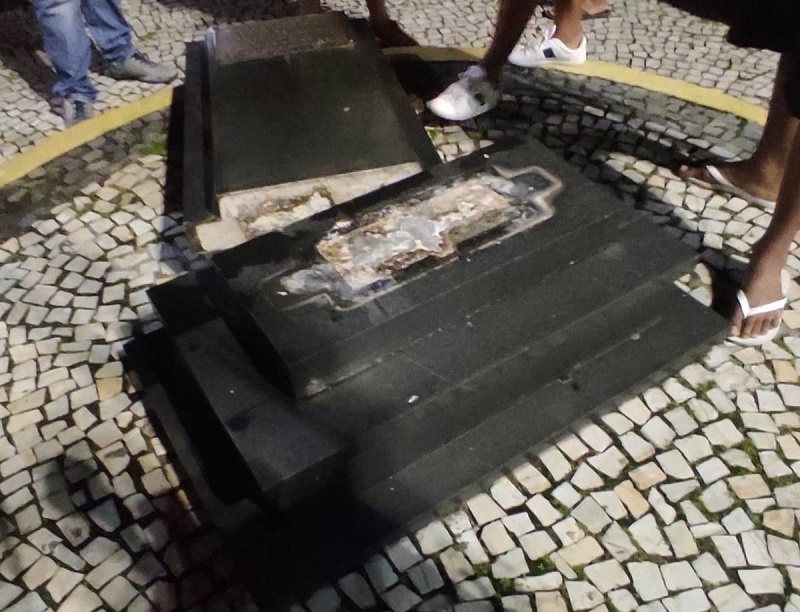 Placa centenária cai em cima de adolescente na Praça de São João Batista