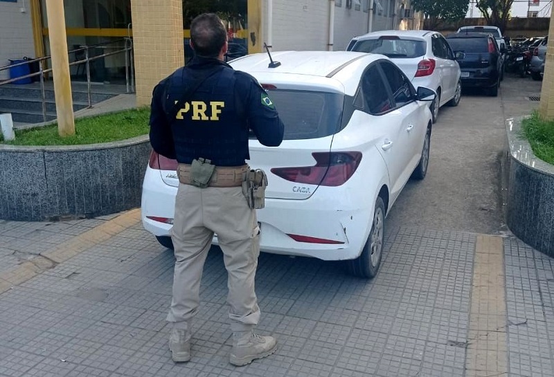 Homem detido pela PRF com carro roubado na BR 356