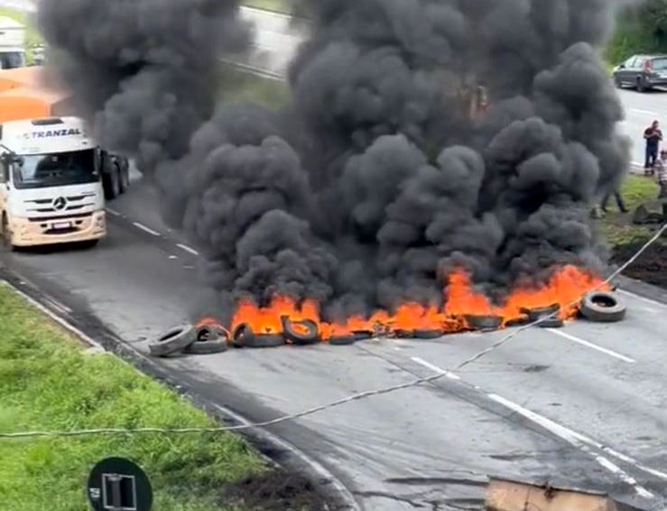 Caminhoneiros interditam rodovias no Rio, apesar de decisão judicial