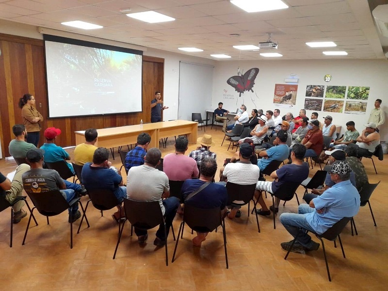 Vereadores e pescadores participam de encontro com os representantes da RPPN Caruara
