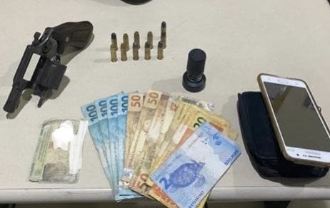 Homem preso com revólver e munições em SJB