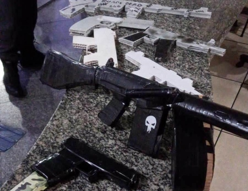 Vídeos – Jovem detido com 14 réplicas de fuzil em SJB