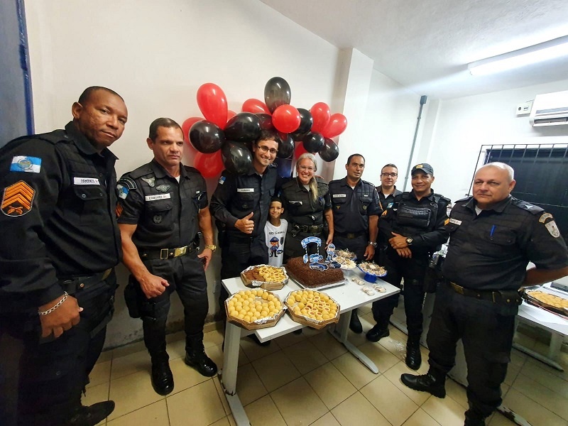 Vídeo – Criança ganha festa da Polícia Militar em SJB