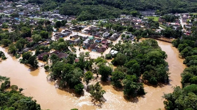 Chuvas obrigam mais de 8,6 mil a deixarem suas casas em todo o país