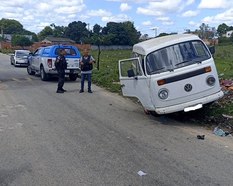Homem alvejado a tiros dentro de Kombi em Campos