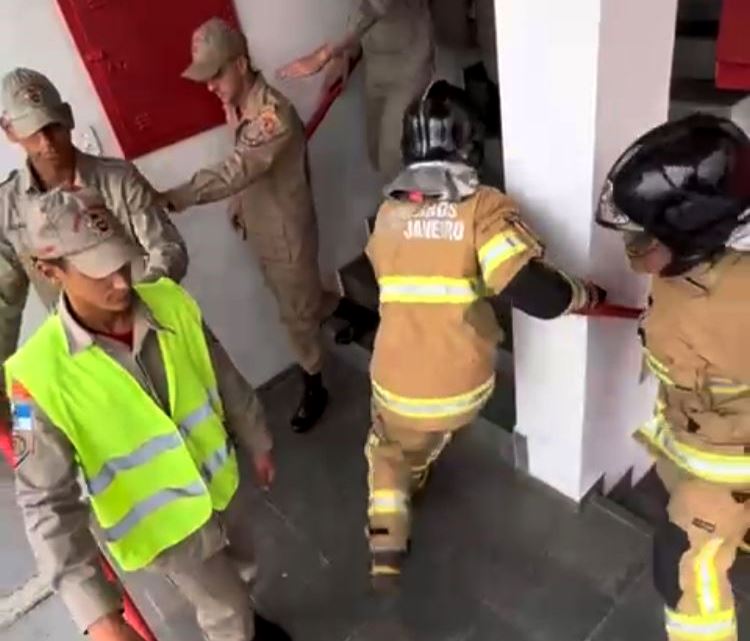 Corpo de Bombeiros realiza simulação de desocupação predial em colégio de SJB nesta segunda