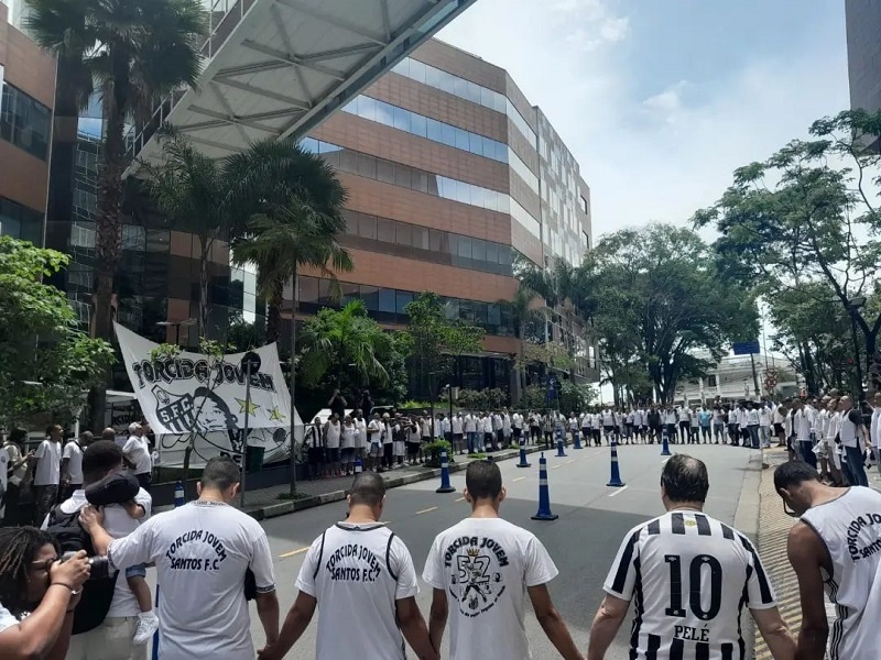 Torcedores vão a hospital prestar solidariedade a Pelé