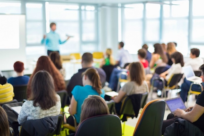 Após dois anos de covid, um em cada quatro jovens não estuda