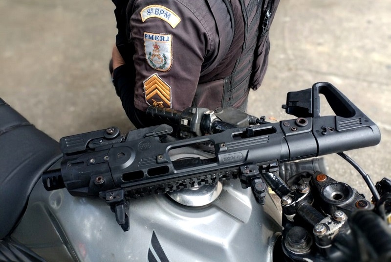 Homem é preso com “kit rajada” em Campos